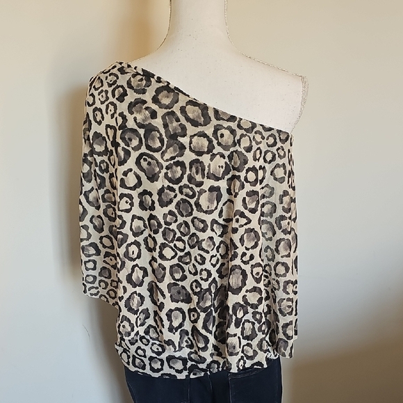 WHBM Leopard Print One-Shoulder Top - Picture 3 of 4